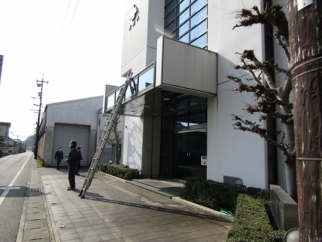 玄関上ははしごをかけて調査