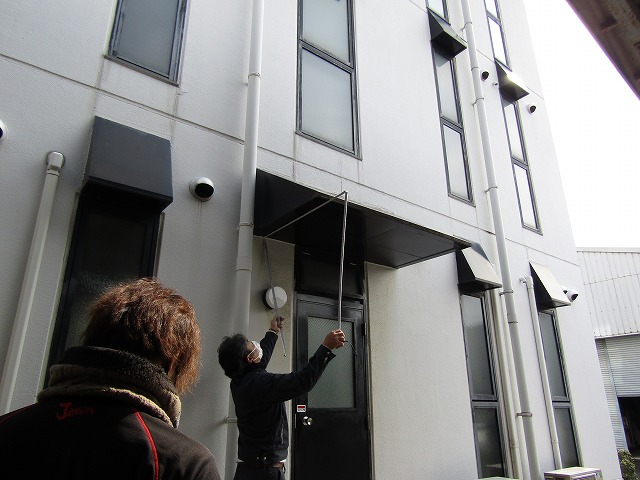 窓の大きさやひさしの出幅は測る