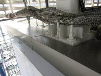 屋上看板下の板金取り付け