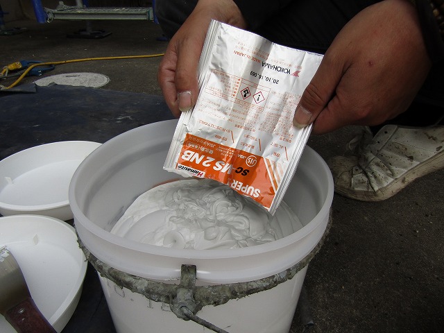 コーキングの材料、硬化剤を入れる