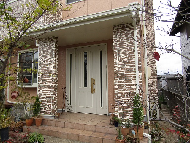 ダブルトーン塗装の住宅