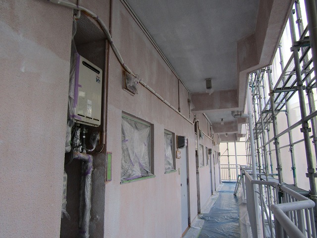 倉敷マンション 下塗りで白い様子