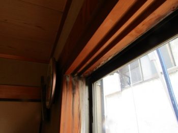 部屋の中に雨漏りが発生している