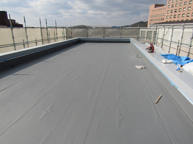 屋上シート防水工事 コーキングを打つ