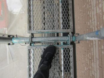 足場は滑りやすい!