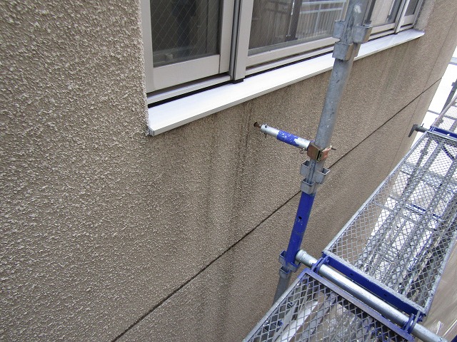 腐食した外壁の中