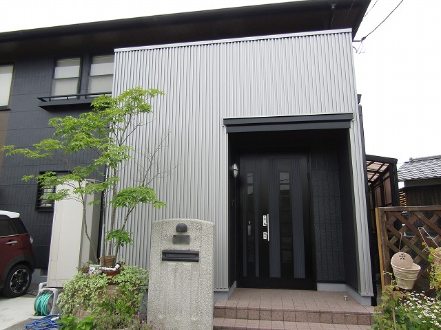 玄関回りはガルバリウム鋼板で外壁カバー工法