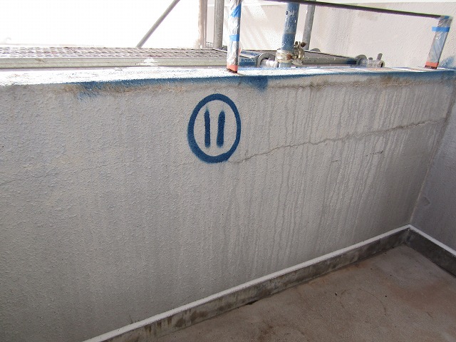 外壁から水が出ている