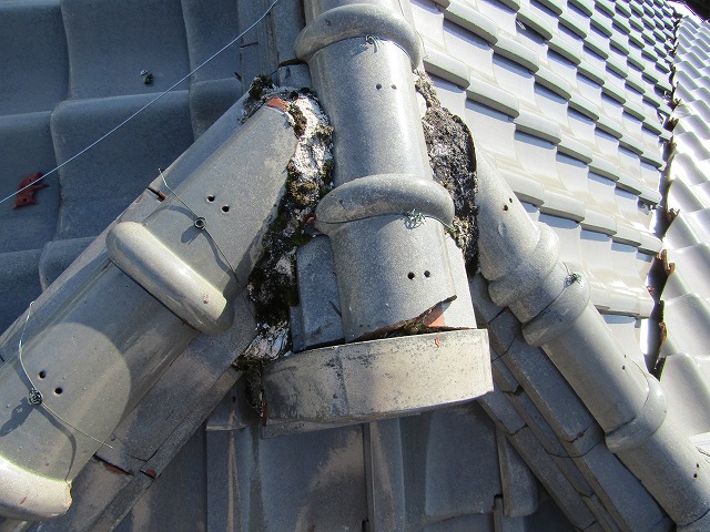 劣化した屋根の漆喰