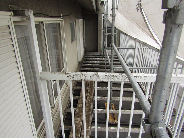 洗浄の飛び散りで汚れがひどい