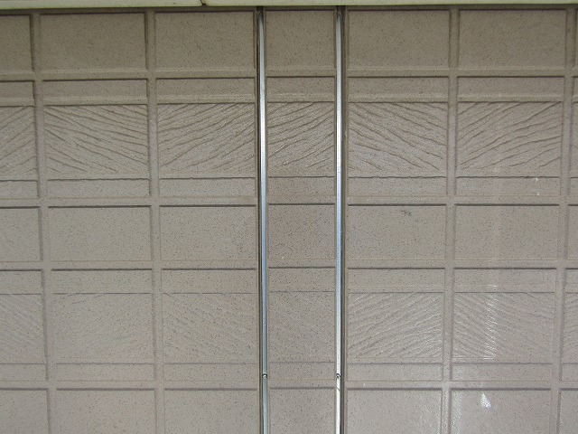 古いコーキングを撤去した