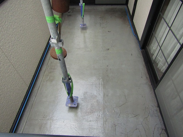 バルコニー　プライマー塗布