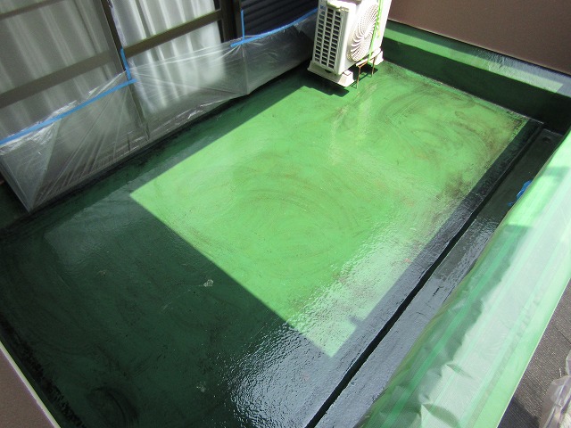 バルコニー防水工事のプライマー塗布