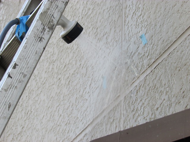 雨漏りを修繕したあとに止まったかを調査している雨漏りを修繕したあとに止まったかを調査している