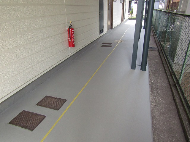 1階共有廊下は塗装で