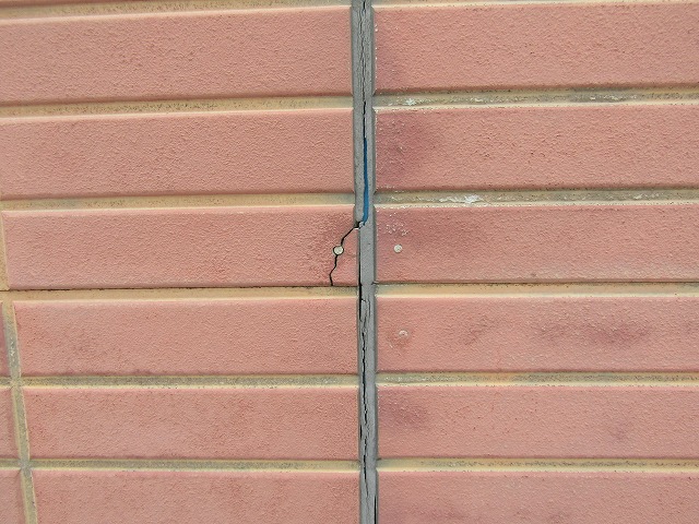 サイディングにもひびが