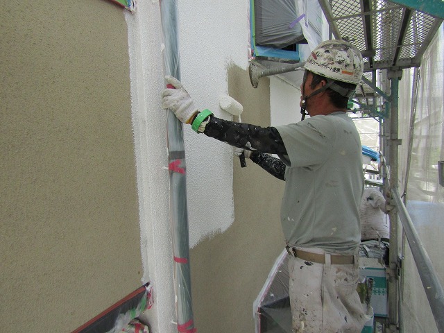 外壁塗装の下塗り中