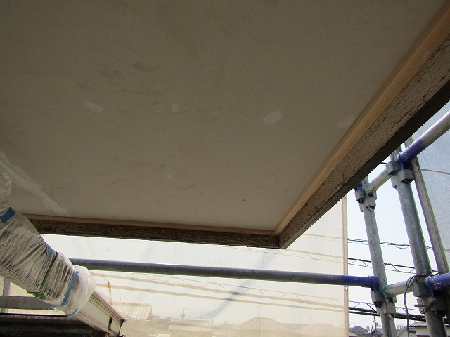 軒天の板を貼る作業