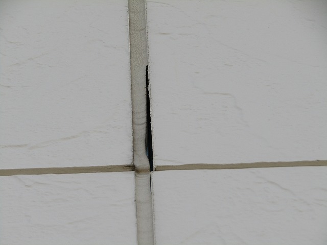 雨漏りを起こしたシーリングの切れ