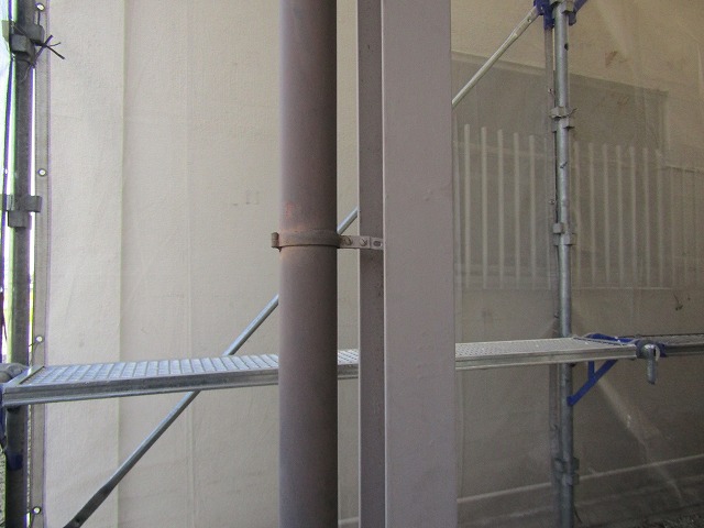 樋やパイプの塗装前