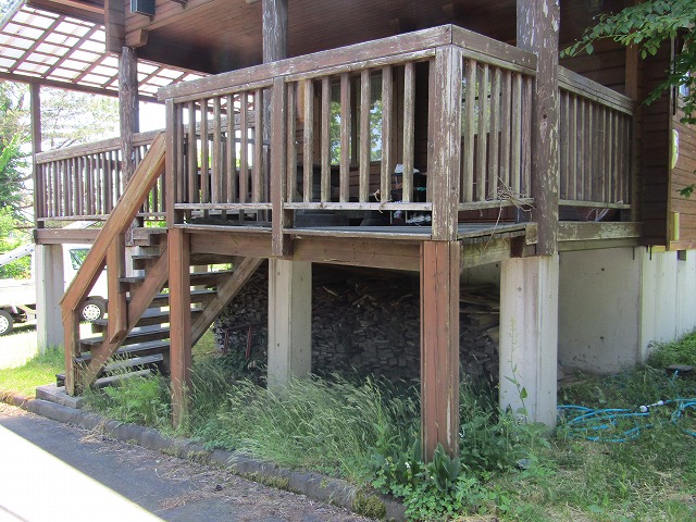 ログハウス施工前、木部が傷んでいる