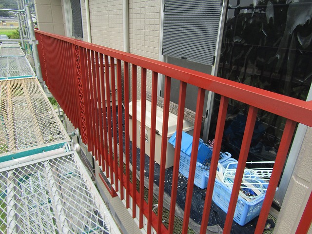 サビ止めを塗っている