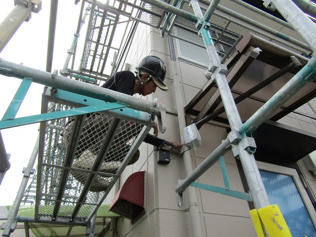 樋のケレンをしている