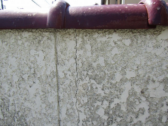 塀のひび割れ