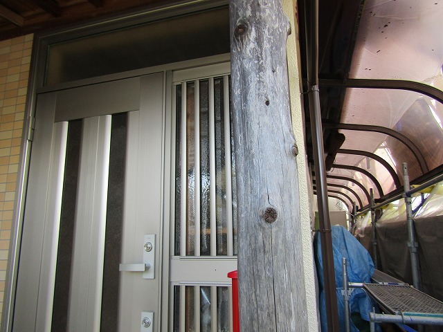 丸太柱の塗装前