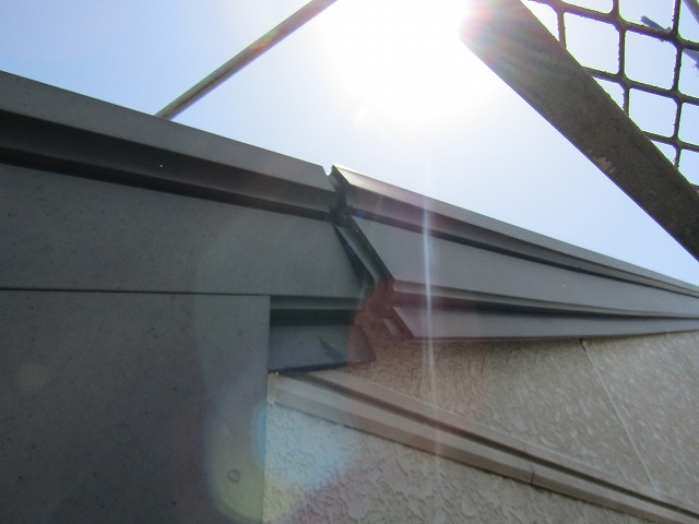 破風のビスが外れている