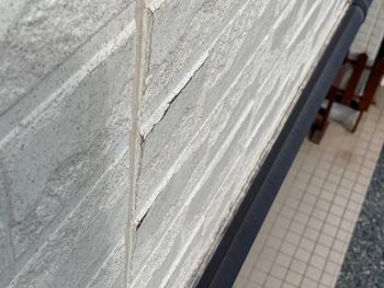 バルコニー外側のサイディングの剥がれ