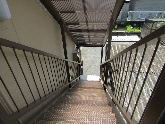 鉄骨階段も塗装