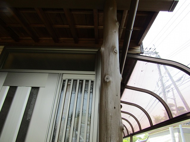 丸太柱の塗装後