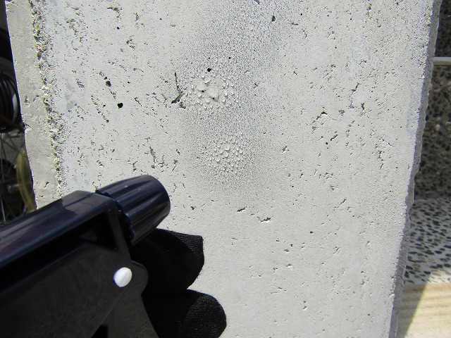 霧吹きで撥水の効果を確かめる