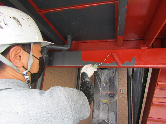 階段裏の錆止めを塗装