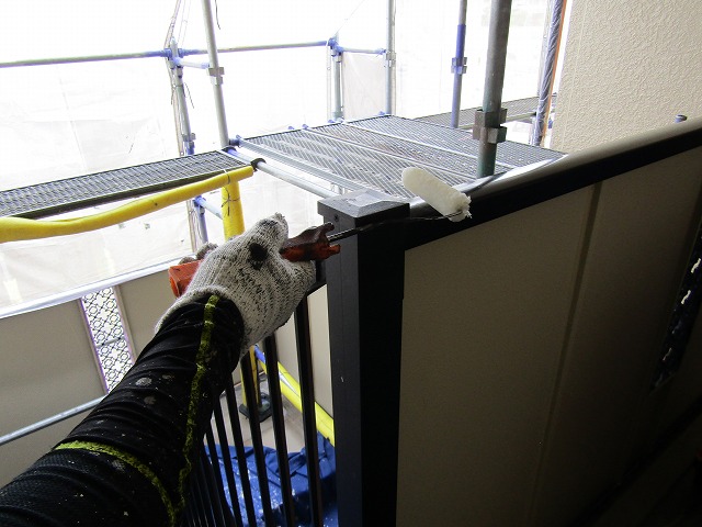 アルミ手すりの塗装、下塗り