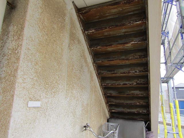 階段裏の錆（サビ）