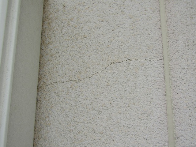 モルタル壁のひび割れ（クラック）