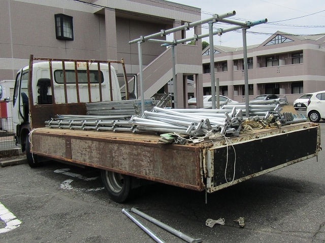 足場材を積むトラック
