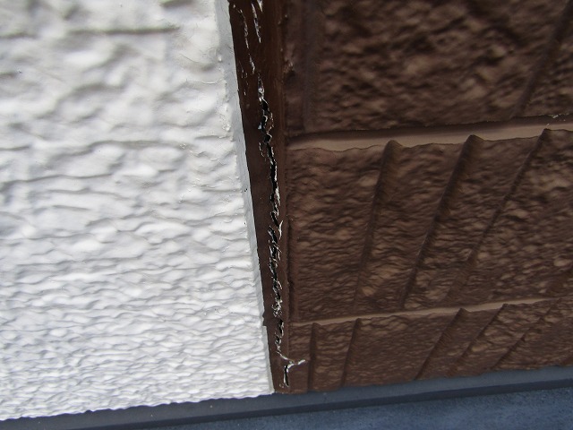 増し打ちによってシーリングがボロボロに