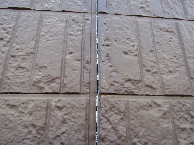 増し打ちによってシーリングがボロボロに