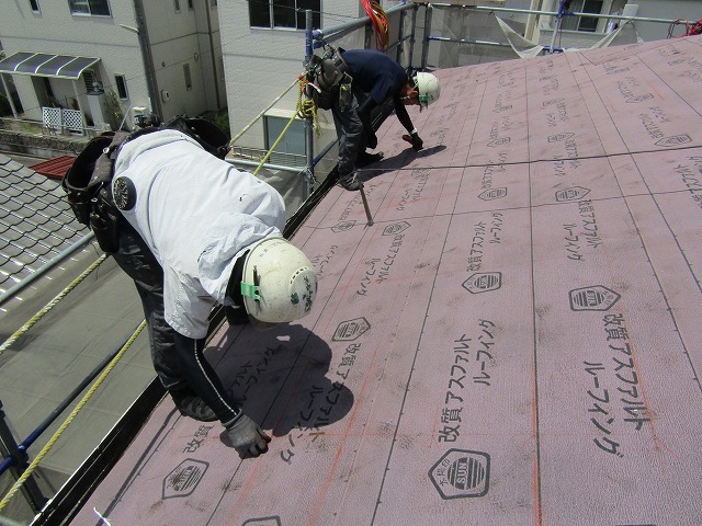 桟木を設置するために線を引く