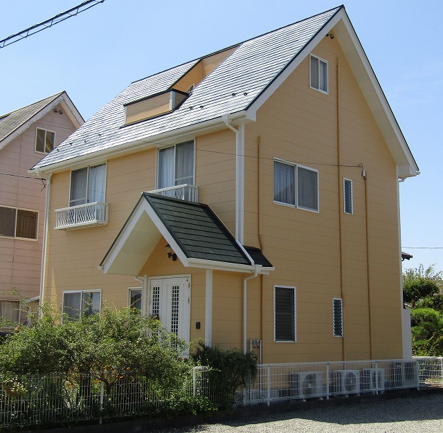 黄色に塗装した住宅