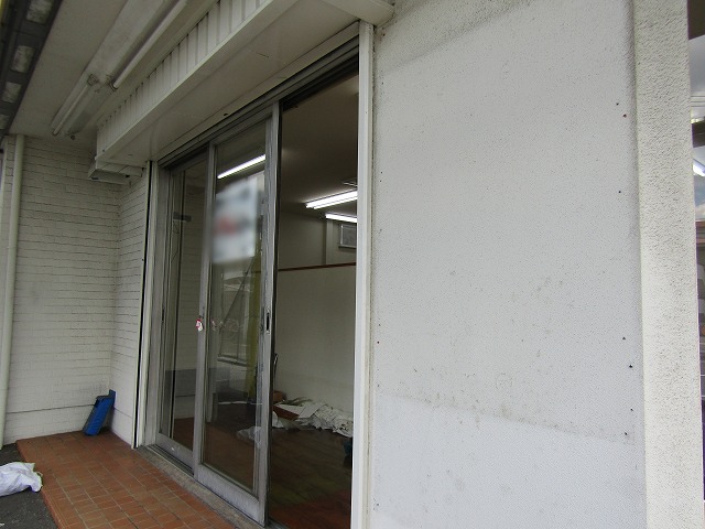 塗装前の店舗入り口