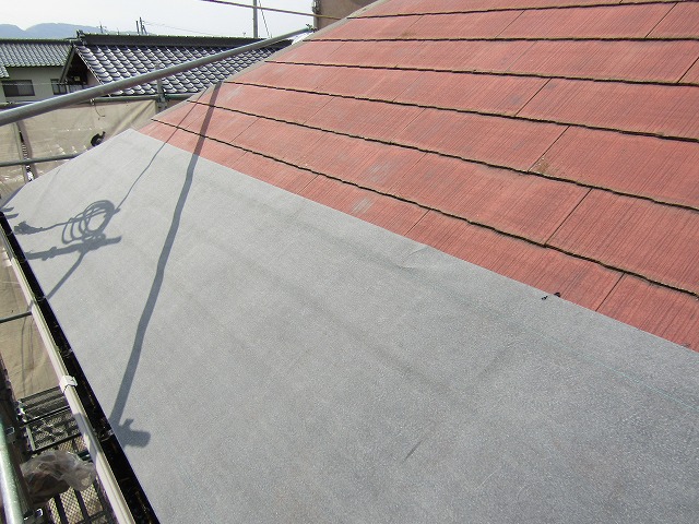 屋根に防水紙を貼ったところ