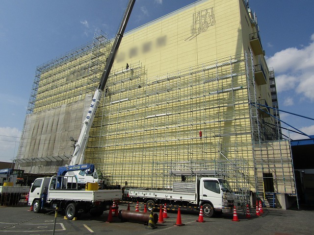 大型倉庫に足場をかける