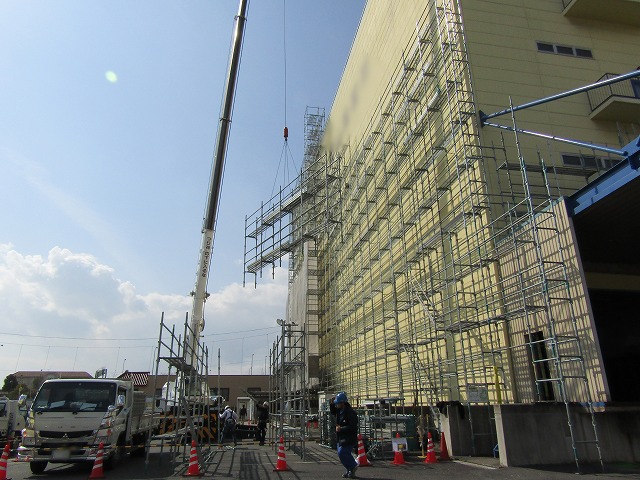 足場をクレーンで持ち上げる