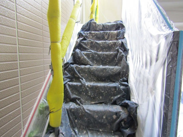 階段にも布を敷いています