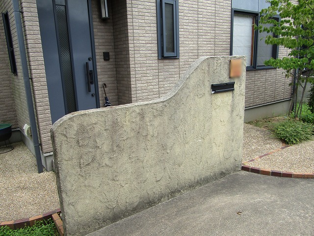玄関前の壁 塗り替え前