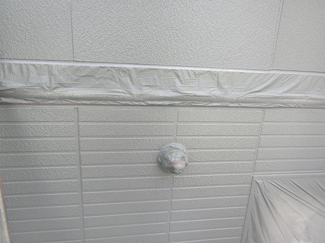 下塗りを吹き付けた